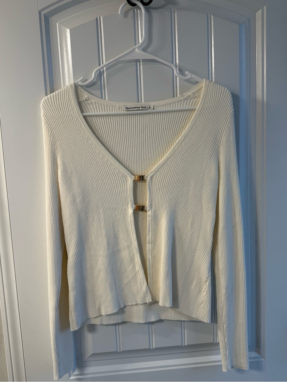 Abercrombie & Fitch Cream Ribbed V-Neck Sweater with Gold Hardware